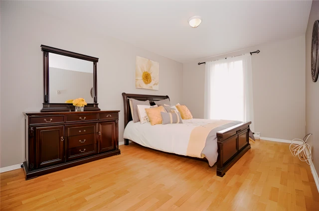 Walking distance to U of T&Centennial college 4