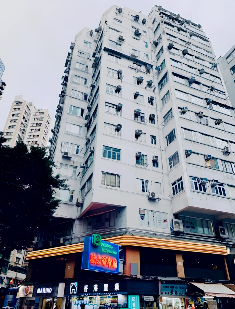 Wan Chai Southorn Building Serviced Apartment (whole rental, 4 bedrooms, 1 bathroom, 4 people) – 3 stops to PolyU (1 transfer) 5 stops to HKU (0 transfer) 0
