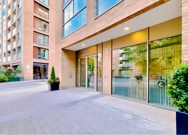 LH-Surrey Quays Road 4