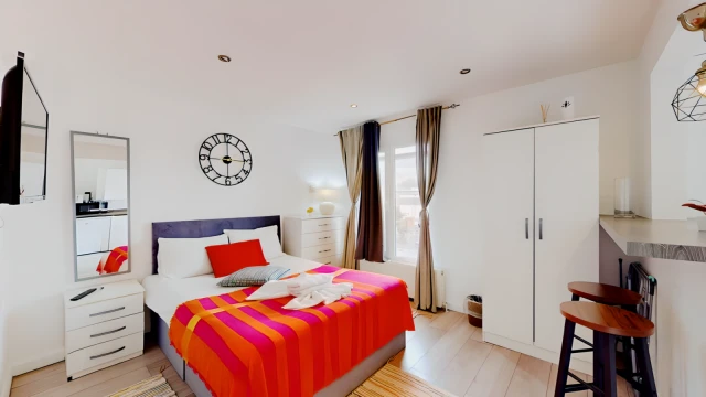 Hogarth Road 28000# 1