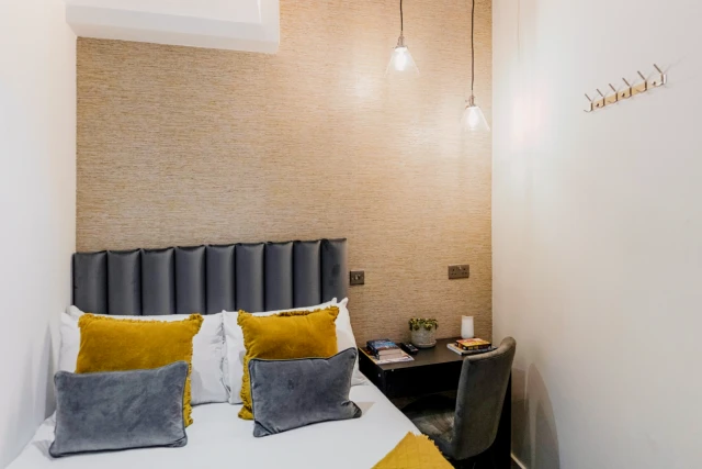 3 Red Lion Square - résidence étudiante à Londres - Compact Comfort: Your London Basecamp