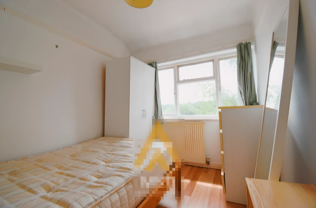 Entire Place·3B1.5B···48 Poole Crescent 4