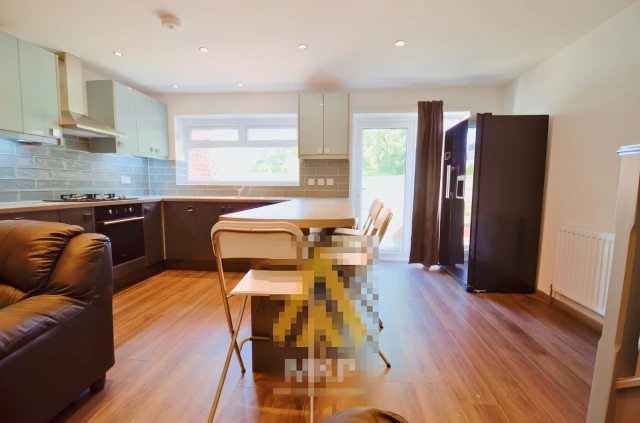 Entire Place·4B2B···12 Fair Green Way, Selly Oak B29 6EW 2