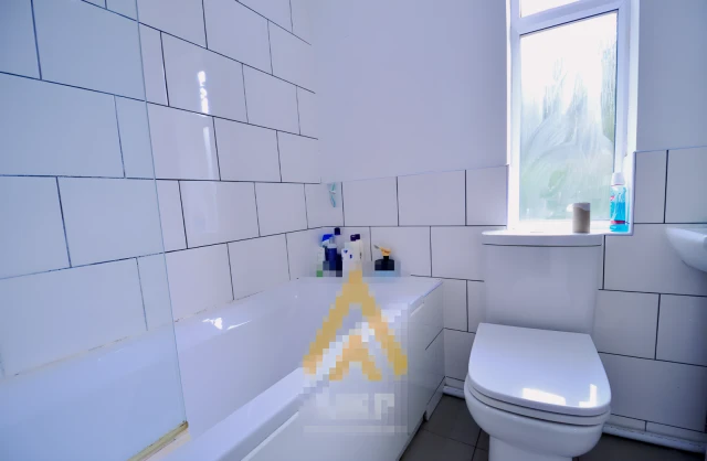 Entire Place·5B2B···70 Lodgehill Road, Selly Oak - Birmingham student accommodation - 5 Bedroom 2 Bathroom