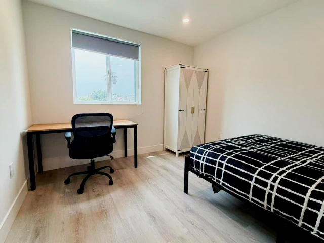 1415 3/4 W 35th Pl 2