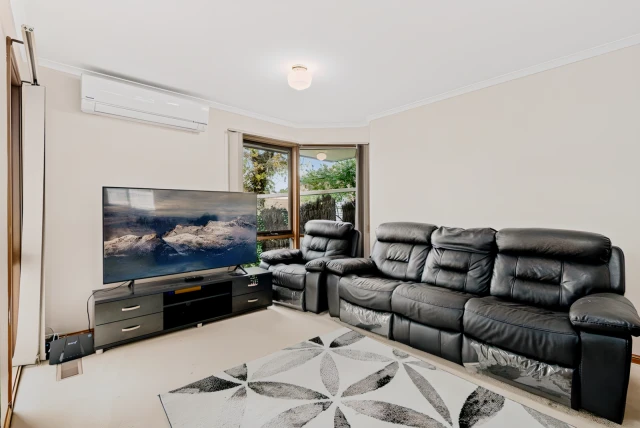 2/22 Garrisson Drive, Glen Waverley 1