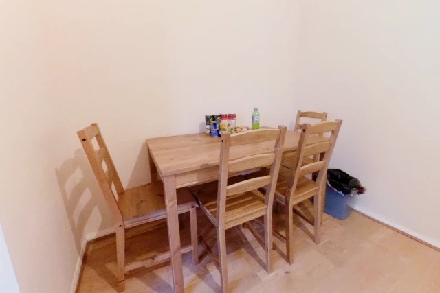 Entire Place·3B2B···4 Charnock Avenue 4