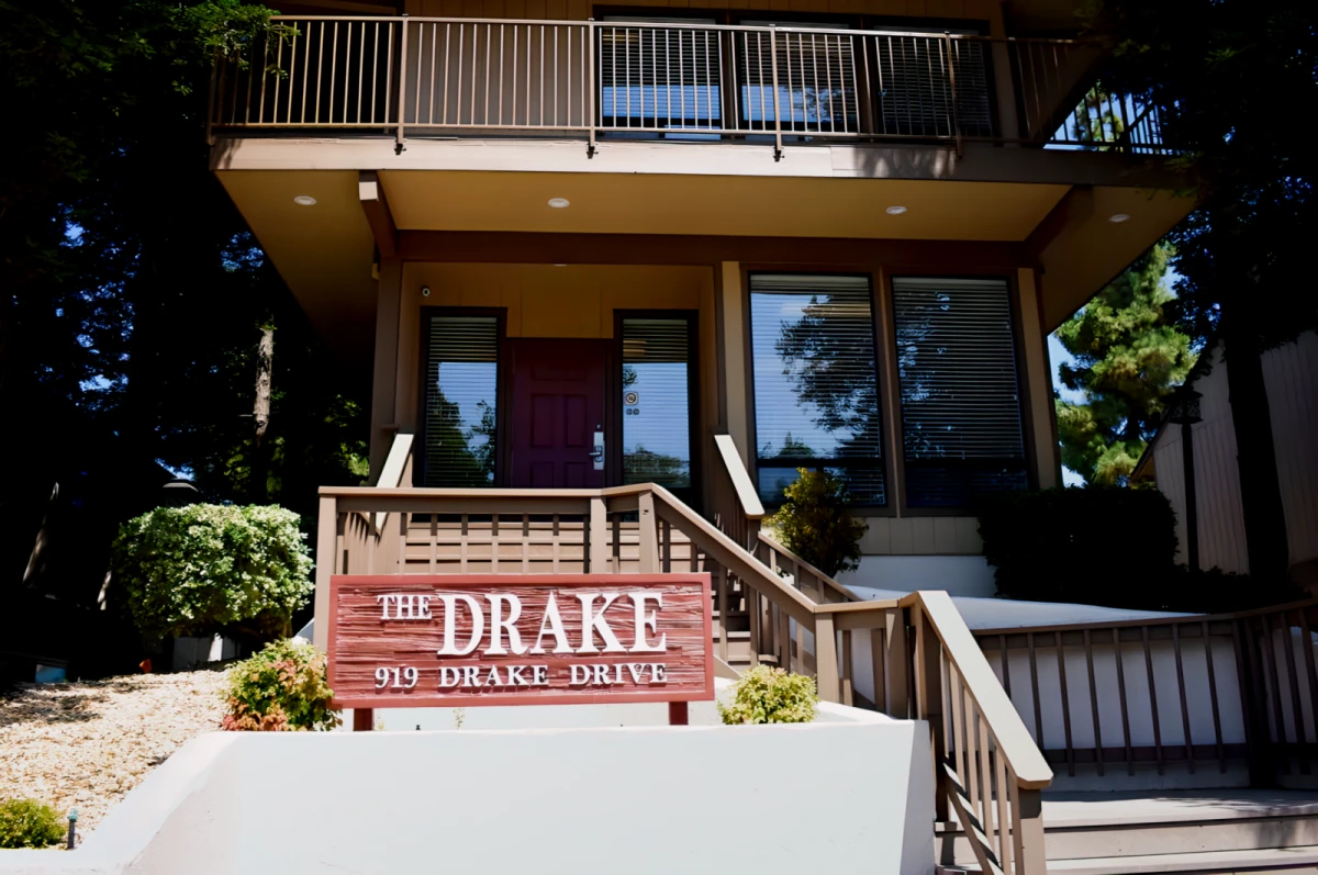 The Drake & Anderson Court apartments 0