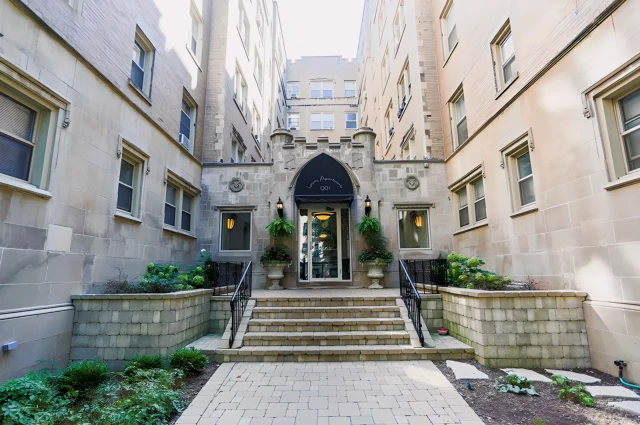 Renaissance - 901 W Argyle St 1