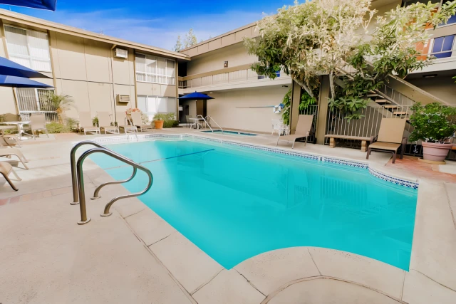 5830 Reseda Boulevard 4