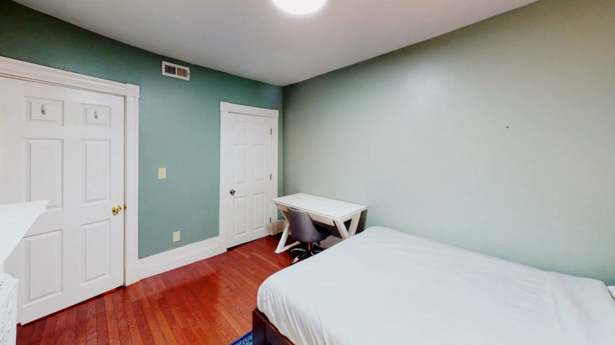 11 Linden Street - Boston student accommodation - 7B2B #834 Queen Bedroom F