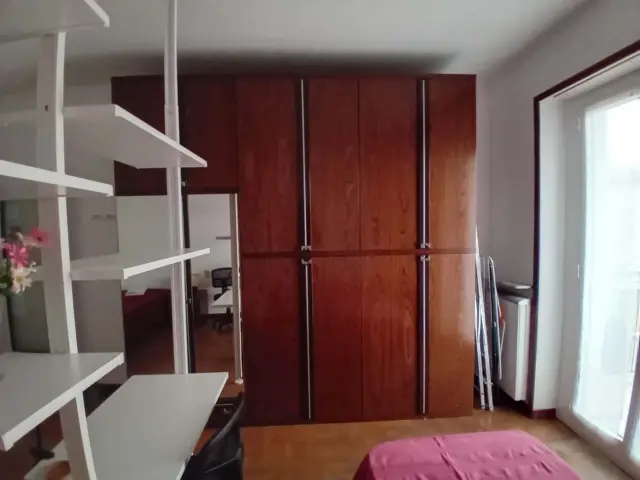 2 camere singole. 1 camera doppia. Appartamento in ristrutturazione, seguiranno ulteriori foto. 3