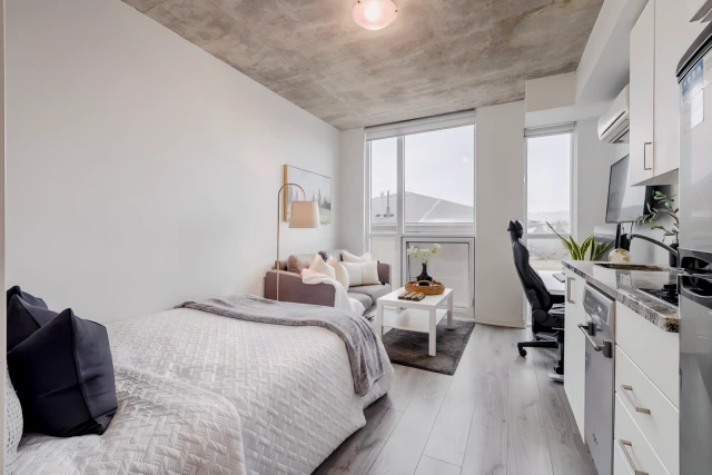 1900 Simcoe St N 2