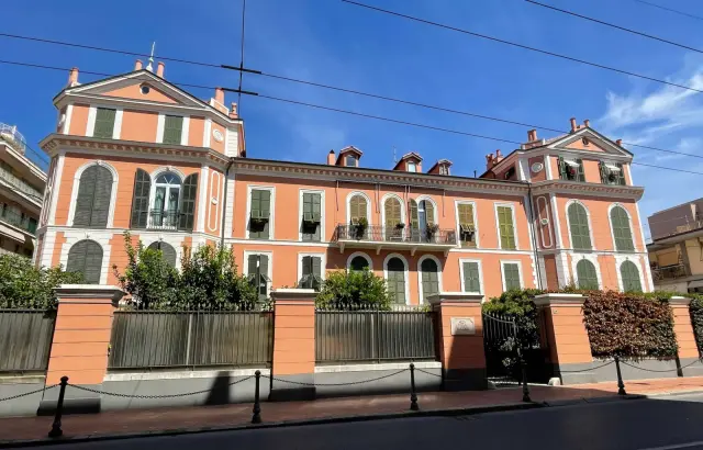 LUXURY FLAT IN THE CENTRE WITH PARKING SPACE 1