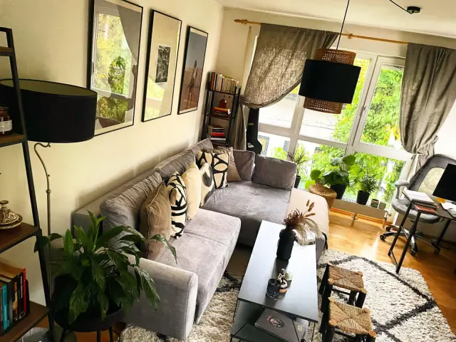 Fashionable, gorgeous home in nice area 1