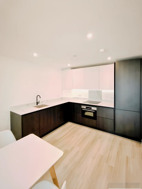 61 Silverleaf House, 1 Heartwood Boulevard, London, W3 6YZ 4