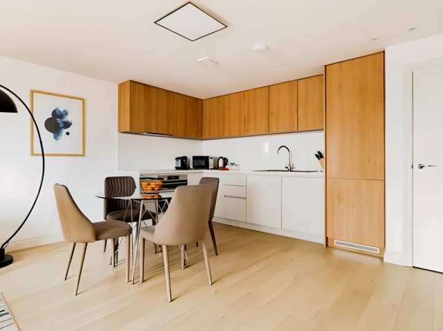 Staines Centre - サリの学生向け宿泊施設 - One Bedroom Apartment - Balcony