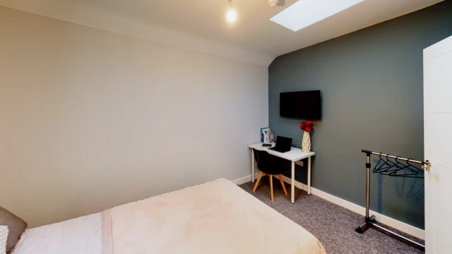 Gloucester Road, BS7 8AA 4