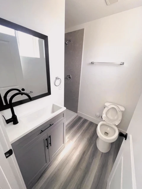 1426 1/2 W 38th St 1