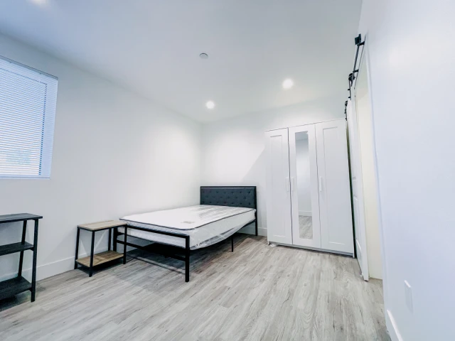 1426 1/2 W 38th St 3