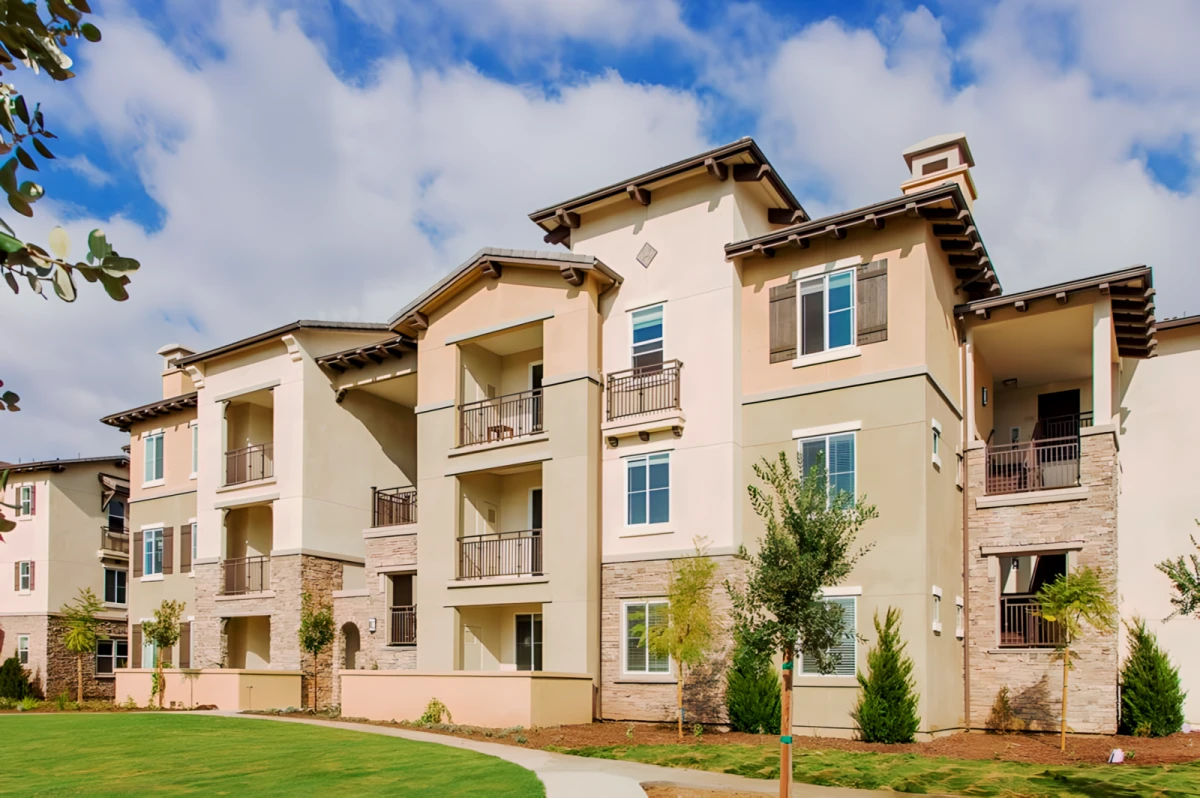 Hollister Village – Studentenunterkunft in Goleta