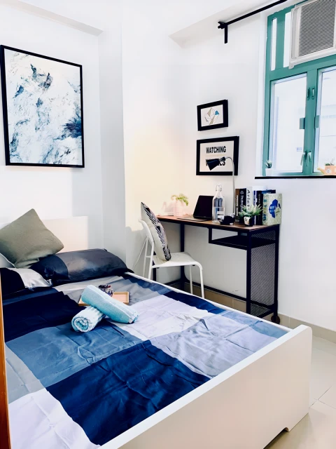 Wan Chai Southorn Building Serviced Apartment (whole rental, 4 bedrooms, 1 bathroom, 4 people) – 3 stops to PolyU (1 transfer) 5 stops to HKU (0 transfer) 3