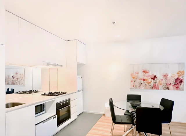 1711/8 McCrae Street 4