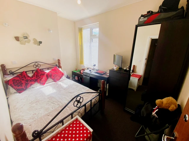 Flat 1, East Park Road, LE5 5HH 2