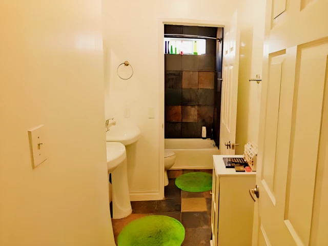 1283 1/2 W. 36th St. 4