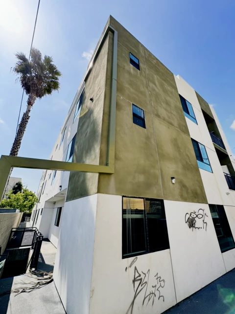 546 N Harvard Blvd 4