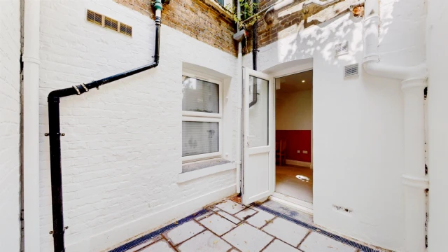 Warwick Road, London 4