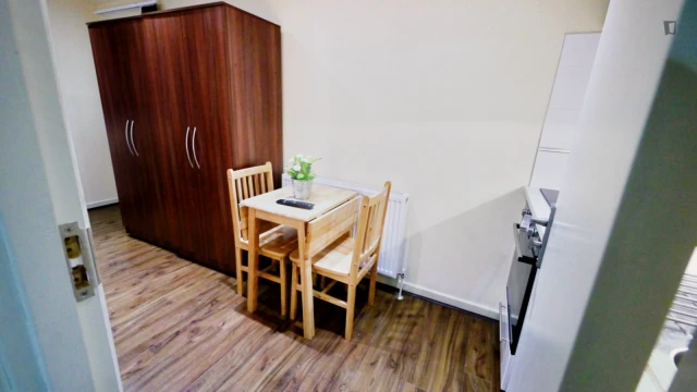 Very comfy studio near Gladstone Park 1
