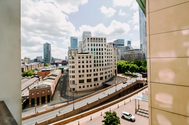 LH-Westferry Circus 2