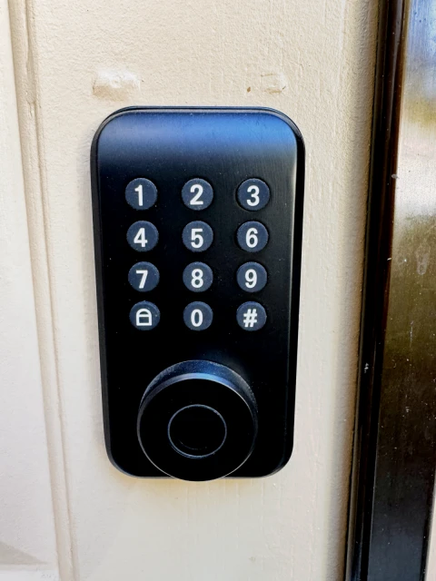 加州安大略｜3000尺现代极简5房3卫大宅 2