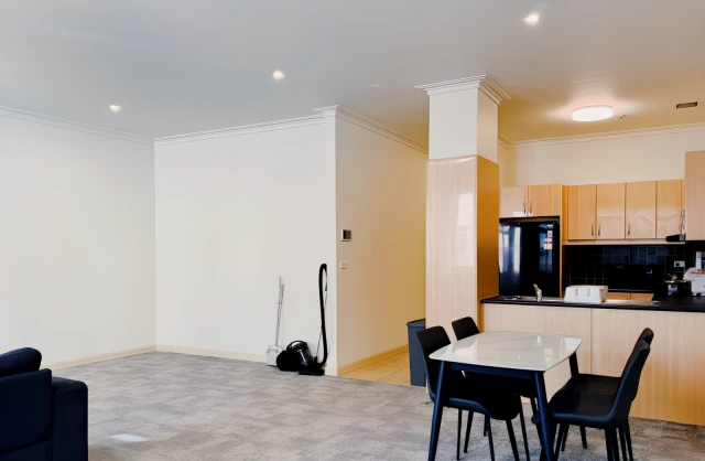 6/165 Bourke Street 3