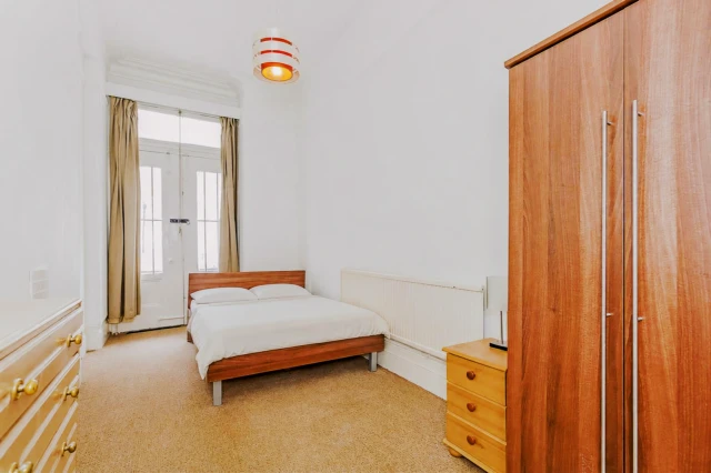 Hogarth Road, Earls Court 1