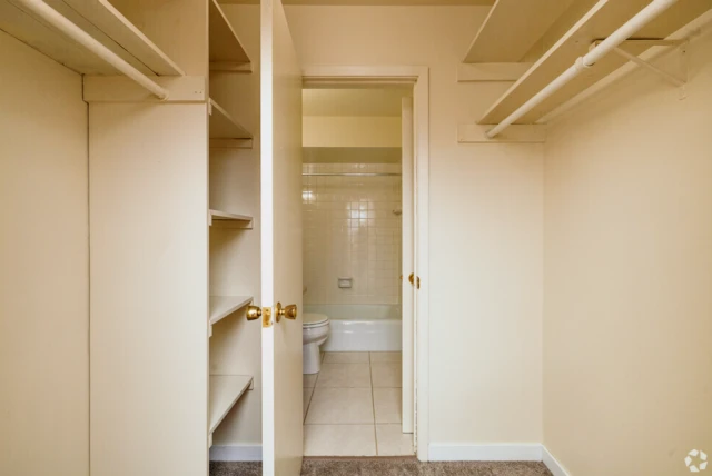 Oakland Manor Apartments 3