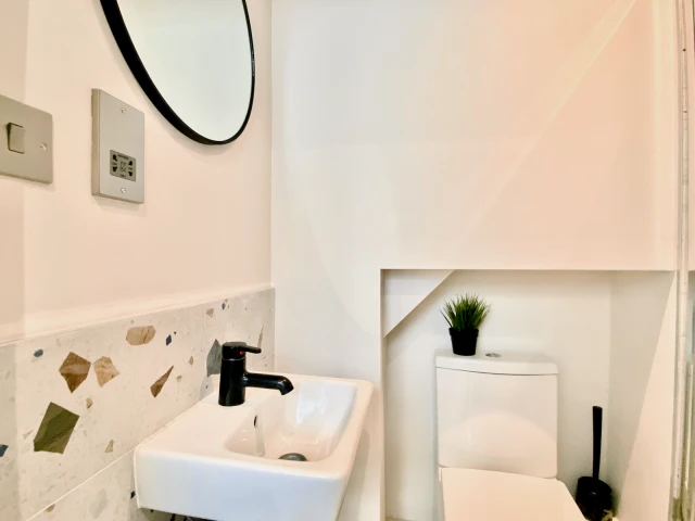UM-YOLIVING Aldgate East - London student accommodation - 4 Bedroom 4 Bathroom-Room 2